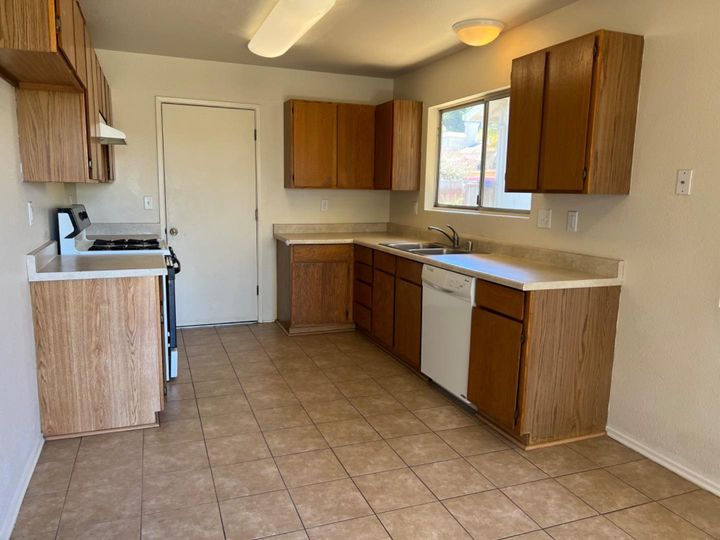 23 Altamont Dr, Watsonville, CA, 95076 Townhouse. Photo 6 of 13