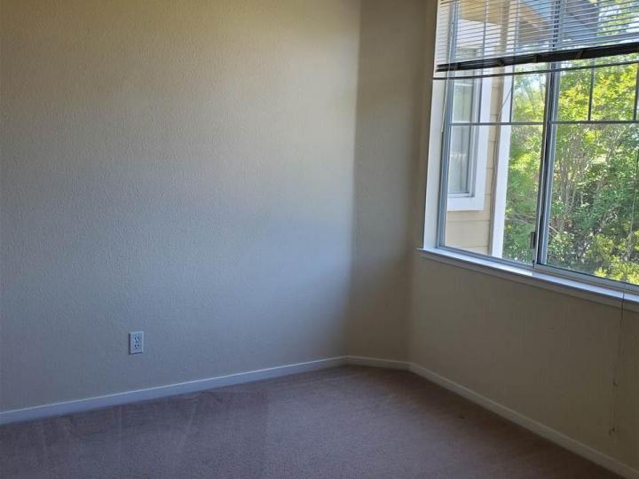 23379 Canyon Terrace Dr, Castro Valley, CA, 94552 Townhouse. Photo 14 of 25