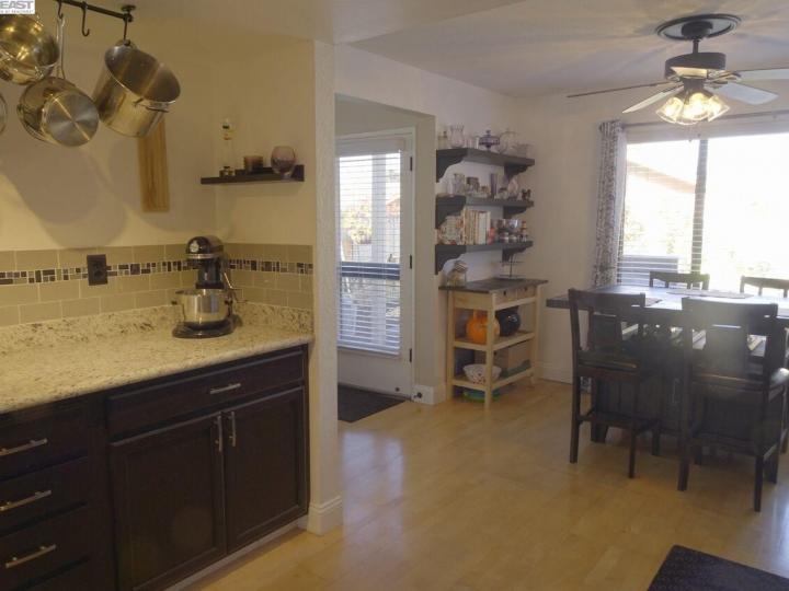 2878 Crystal Ct, Castro Valley, CA, 94546 Townhouse. Photo 12 of 28