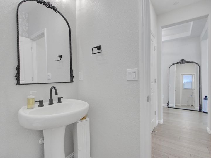 302 Bear Creek Dr, Brentwood, CA | Brentwood. Photo 13 of 60