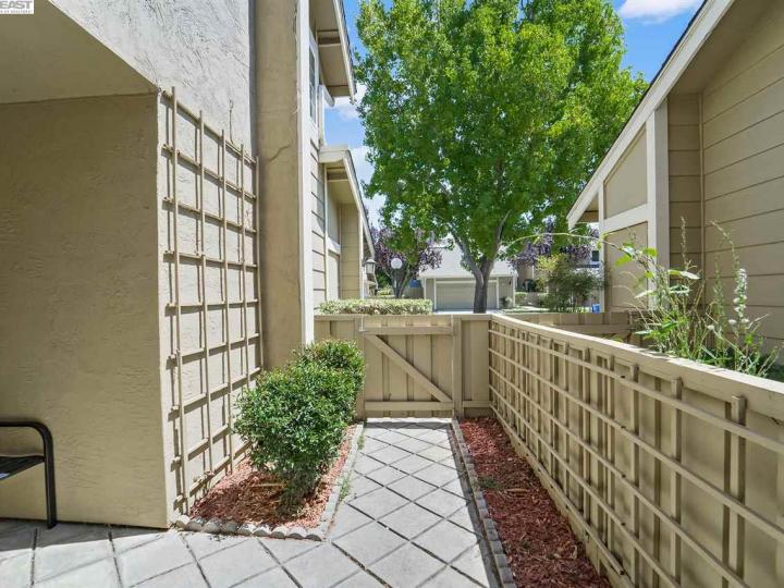 34325 Portia Ter, Fremont, CA, 94555 Townhouse. Photo 2 of 36
