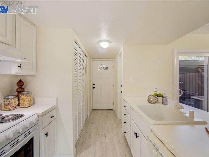 3936 Mulberry Dr #B, Concord, CA, 94519 Townhouse. Photo 13 of 48