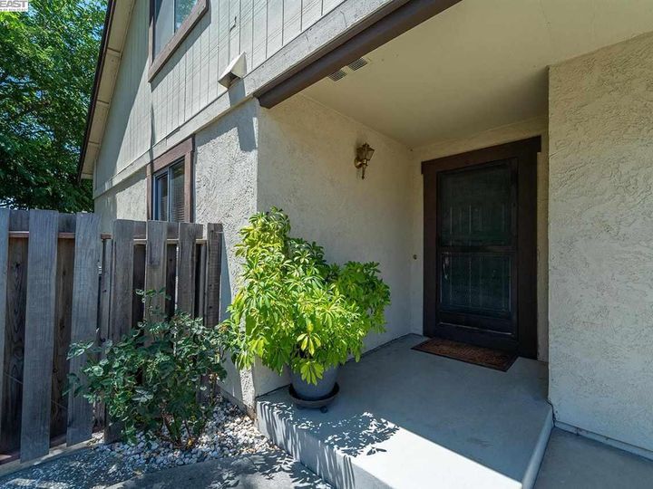 5483 Treeflower Dr Livermore CA Multi-family home. Photo 22 of 26