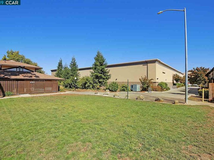 5511 Roundtree Dr #D, Concord, CA, 94521 Townhouse. Photo 31 of 40