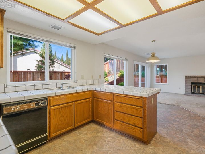 5800 Charter Oaks Dr, Castro Valley, CA | Columbia. Photo 15 of 37