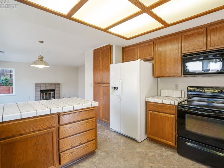 5800 Charter Oaks Dr, Castro Valley, CA | Columbia. Photo 17 of 37