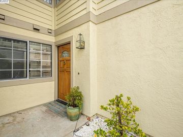 21132 Greenwood Cir, Castro Valley, CA, 94552 Townhouse. Photo 4 of 36